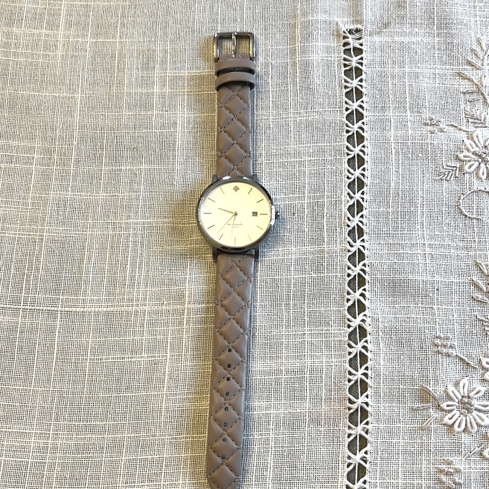 Like new 
Kate Spade
Women's Gray Metro Grand Quilted Strap Watch